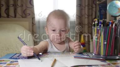 可爱的小男孩在家绘画，1岁幼儿小男孩用铅笔绘画，快乐的学龄前儿童。 创意游戏